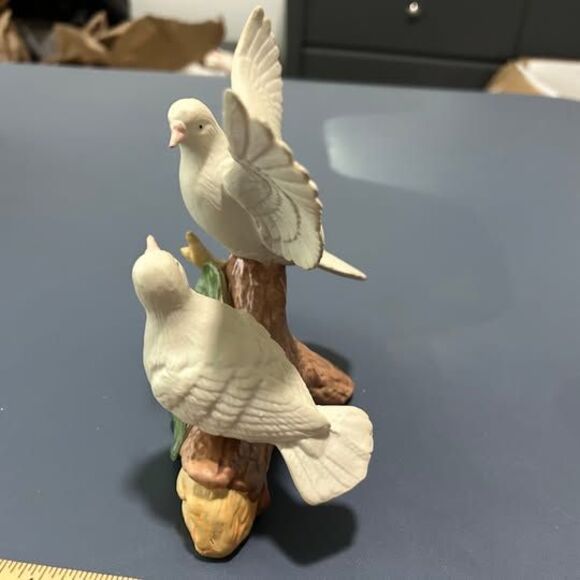 White Doves fine porcelain 1980's - Picture 2 of 5